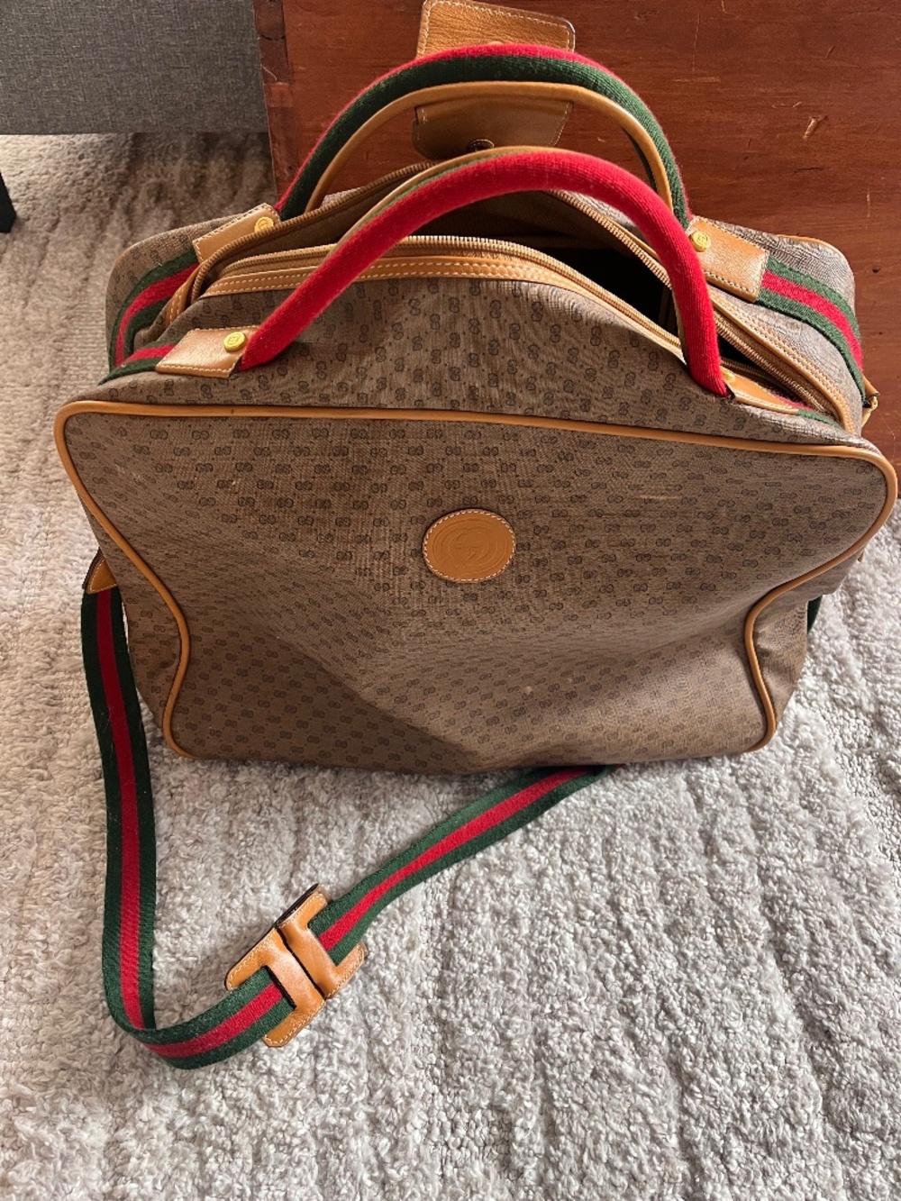Vintage Authentic Gucci shoulder travel bag